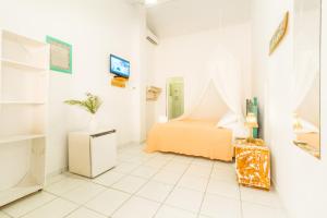 a bedroom with a bed and a tiled floor at Pousada Viver a Vida in Arraial d'Ajuda