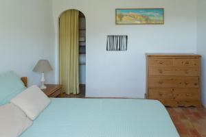 een slaapkamer met een blauw bed en een dressoir bij La Farigoule in Montbrun-les-Bains