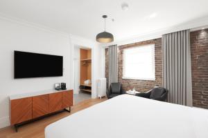 TV a/nebo společenská místnost v ubytování Victorian Hotel