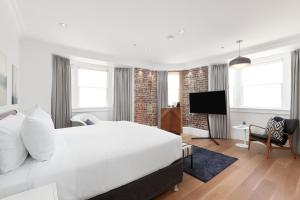 TV a/nebo společenská místnost v ubytování Victorian Hotel + 41 fotografií