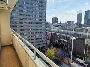 desde el balcón de un edificio con vistas a la ciudad en City View Studio Chmielna, en Varsovia