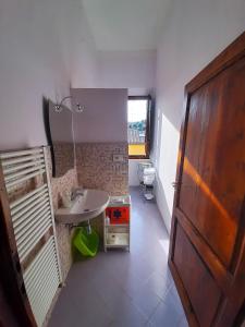 Elle comprend une petite salle de bains pourvue d'un lavabo et d'une fenêtre. dans l'établissement Villino Chianti, à Cavriglia