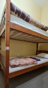Dviaukštė lova arba lovos apgyvendinimo įstaigoje Dubai Hostel, Bedspace and Backpackers