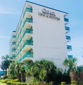 un edificio con un cartel que lee Qantas inn y suites en Quail Inn and Suites - Myrtle Beach en Myrtle Beach