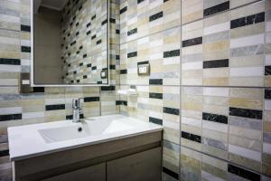 a bathroom with a sink and a mirror at Departamentos Vellemar Reñaca in Viña del Mar