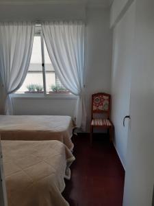 ein Schlafzimmer mit zwei Betten und einem Fenster in der Unterkunft El Shaddai in San Salvador de Jujuy