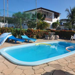 einem Pool mit zwei Rutschen und einem Spielplatz in der Unterkunft Casa de Praia - Francês/Marechal Deodoro in Marechal Deodoro