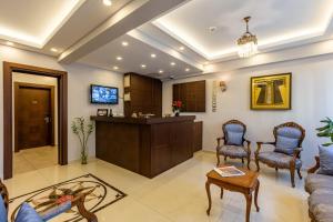 MENAR HOTEL&SUITES -Old City Sultanahmet的电视和/或娱乐中心