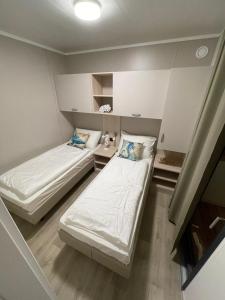 Postel nebo postele na pokoji v ubytování Mara's Coast - Giulia