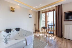 MENAR HOTEL&SUITES -Old City Sultanahmet的电视和/或娱乐中心