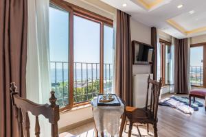 MENAR HOTEL&SUITES -Old City Sultanahmet的电视和/或娱乐中心