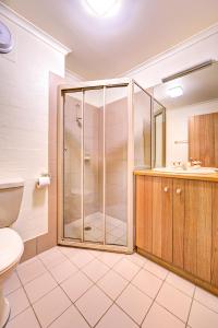 Koupelna v ubytování Snow Ski Apartments Extra Spacious 41 + 10 fotografií