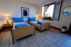 1 dormitorio con 2 camas y ventana en Chalet Oberhofen am Thunersee, en Oberhofen am Thunersee