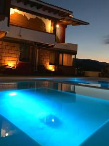 una piscina di fronte a una casa di notte di Hotel puesta del sol a Valle de Bravo