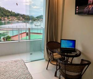 Телевизия и/или развлекателен център в Flat a beira mar em Angra dos Reis