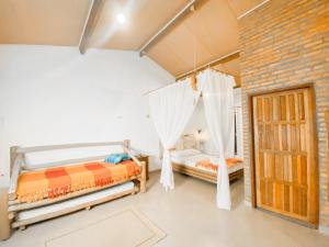 Katil dua tingkat atau katil-katil dua tingkat dalam bilik di Rancho das Estrelas