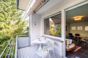 um quarto com uma varanda com uma mesa e cadeiras em Apartment ECH Königsberger em Würzburg