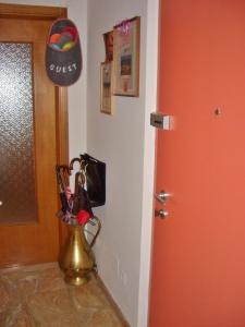 una habitación con una puerta y un jarrón con bolígrafos en Bozen Mitte, en Bolzano