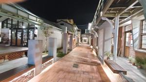 鹿港的住宿－花漾小鹿旅店，夜间建筑物空的走廊