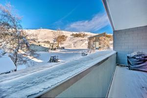 Blick auf einen schneebedeckten Hof von einem Haus aus in der Unterkunft Snow Ski Apartments 40 in Falls Creek