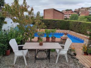 The swimming pool at or close to a18' de Barcelona y 10' de circuito de Cataluña