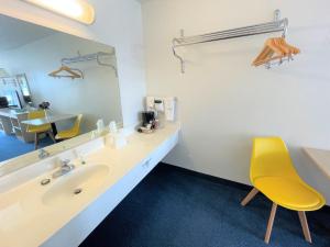 シルバーシティにあるLuLu Silver Cityのバスルーム(シンク、黄色い椅子付) +63枚の写真