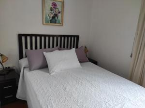 A bed or beds in a room at a18' de Barcelona y 10' de circuito de Cataluña