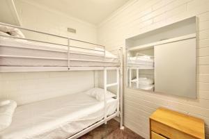 Postel nebo postele na pokoji v ubytování Snow Ski Apartments 03