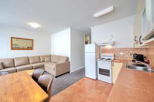 Kuchyň nebo kuchyňský kout v ubytování Snow Ski Apartments 03