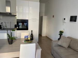 A kitchen or kitchenette at Le bougainvillea 2