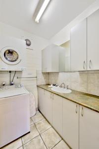 Η κουζίνα ή μικρή κουζίνα στο Snow Ski Apartments 06