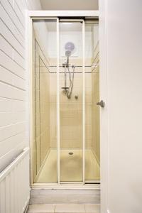 una doccia con porta in vetro in bagno di Snow Ski Apartments 07 a Falls Creek