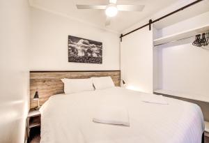una camera con un letto bianco e una finestra di Snow Ski Apartments 07 a Falls Creek