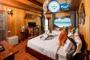 Sunrise Resort- Koh Phangan - SHA Extra Plus في هاد رين: غرفة نوم بسريرين وعلامة مكتوب عليها زحمة الشاحن