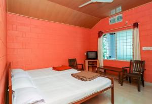 Een bed of bedden in een kamer bij TripThrill Sweet Land Estate Stay