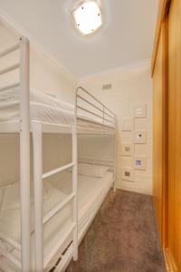 Postel nebo postele na pokoji v ubytování Snow Ski Apartments 08