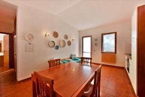 a kitchen and dining room with a wooden table and chairs at Villetta Casardi in Monte Nai