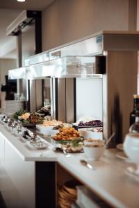 eine Küche mit vielen Tellern an der Theke in der Unterkunft My Hotel Fribourg in Givisiez