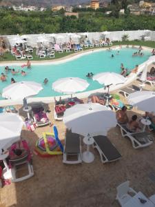 an overhead view of a swimming pool with umbrellas at All'Ombra Del Noce B&B in Catona