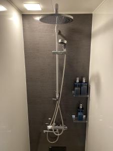 Koupelna v ubytování Kainoa Guesthouse + 37 fotografií