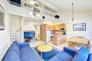 フォールズ・クリークにあるSnow Ski Apartments 31のリビングルーム(青いソファ、テーブル付)