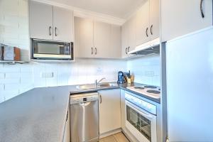 
A kitchen or kitchenette at Snow Ski Apartments 28

