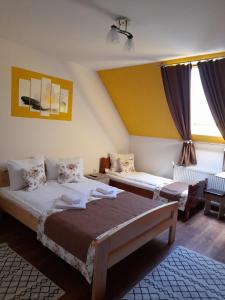 1 Schlafzimmer mit 2 Betten und einem großen Fenster in der Unterkunft Casa EMY in Praid
