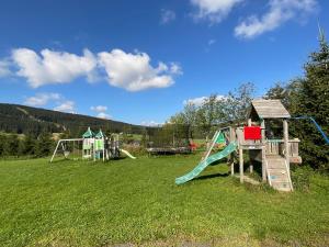 Herní místnost nebo prostor pro děti v ubytování Útulný jednopokojový apartmán v alpském stylu na Klínovci