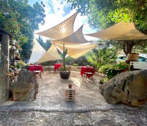 a patio with a table and chairs and nets at Vign'Alva in Castelsardo