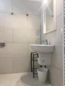 Baño blanco con lavabo y aseo en Residence Castello Venezia, en Venecia