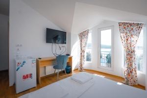 TV a/nebo společenská místnost v ubytování Laguna Beach Club Bazaleti Lake