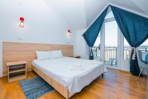 Postel nebo postele na pokoji v ubytování Laguna Beach Club Bazaleti Lake