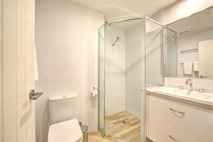 Koupelna v ubytování Snow Ski Apartments Extra Spacious 39 + 10 fotografií