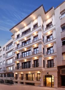 un grande edificio bianco con finestre e balconi di Etiz Hotels & Residences a Istanbul